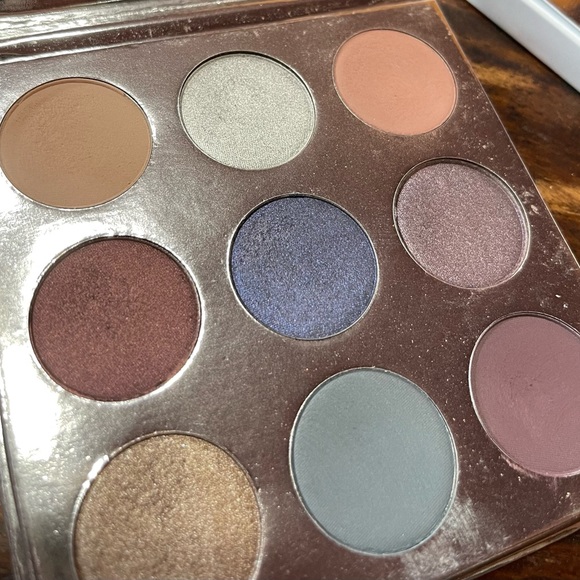 Kylie Holiday Edition KYShadow Pressed Powder Eyeshadow - Picture 3 of 3